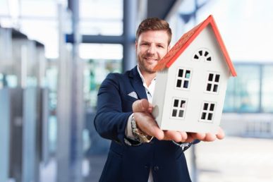 Asesor inmobiliario ofreciendo una casa en venta